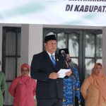 Bupati Barito Kuala H. Bahrul Ilmi (tengah) bertindak sebagai Inspektur Upacara dalam peringatan Hari Kebangkitan Nasional (Harkitnas) ke-117 dan HUT ke-76 Proklamasi Gubernur Tentara ALRI Divisi IV Pertahanan Kalimantan Selatan di halaman Kantor Bupati Barito Kuala, Senin (19/05).