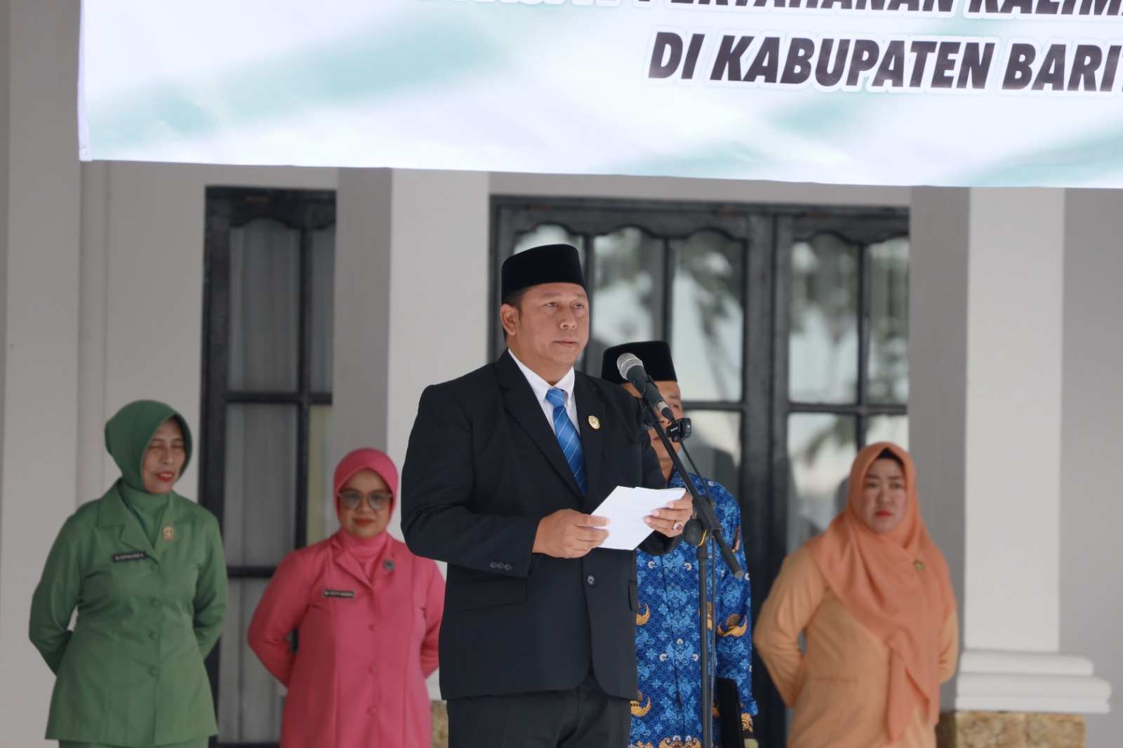 Bupati Barito Kuala H. Bahrul Ilmi (tengah) bertindak sebagai Inspektur Upacara dalam peringatan Hari Kebangkitan Nasional (Harkitnas) ke-117 dan HUT ke-76 Proklamasi Gubernur Tentara ALRI Divisi IV Pertahanan Kalimantan Selatan di halaman Kantor Bupati Barito Kuala, Senin (19/05).