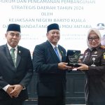 Bupati Barito Kuala H. Bahrul Ilmi bersama Wakil Bupati Herman Susilo Ketika melakukan penandatanganan MoU dengan Kejaksaan Negeri Barito Kuala mengenai Pendampingan Hukum di Aula Bahalap, Kantor Bupati Barito Kuala, Senin (19/05/2025).