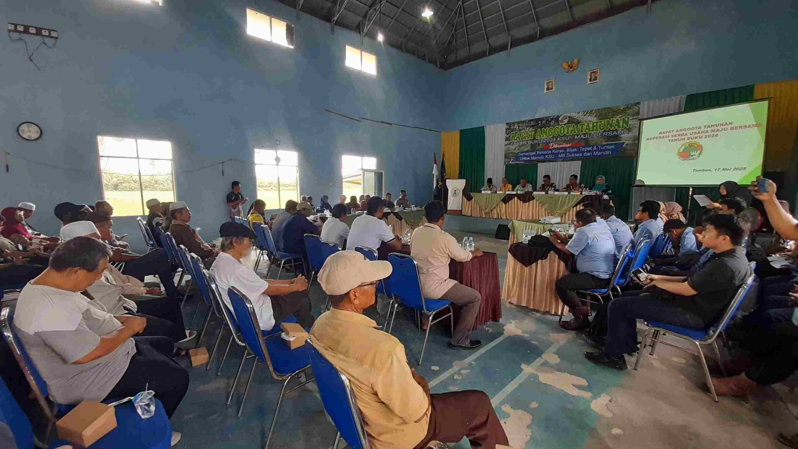 operasi Serba Usaha (KSU) Maju Bersama menggelar Rapat Anggota Tahunan (RAT) Tahun Buku 2024 di Aula Kantor Camat Tamban, Kabupaten Barito Kuala, Sabtu (17/5/2025).