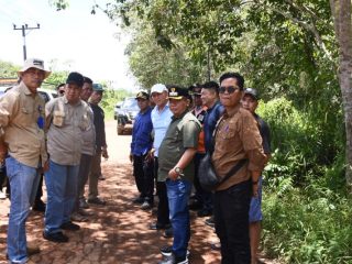 Tinjau Kerusakan Jalan Mantangai-Kapuas, Bupati : Tangani Segera, Sebelum Lebaran Selesai