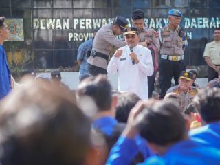 Ketua DPRD Kalsel Temui Massa Aksi BEM se-Kalsel, Terima Aspirasi Mahasiswa