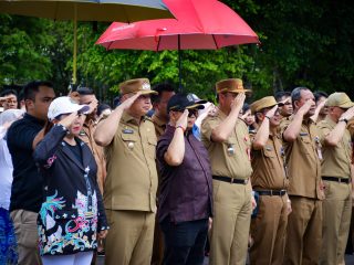 Wabup Kapuas Pimpin Upacara Penghormatan Terakhir dan Pemberangkatan Jenazah Kadis PMD