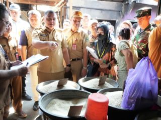 Tinjau Harga Bahan Pokok di Pasar Blok R, Tekankan Sinkronisasi Data Inflasi